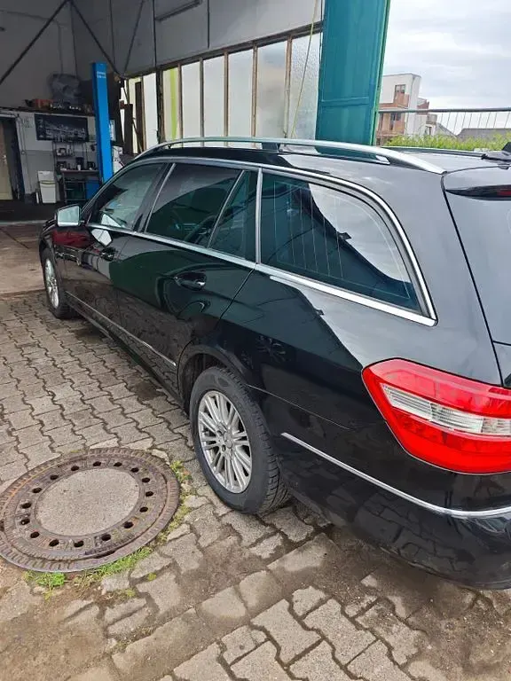 Gebraucht Mercedes E220 Elegance 170 PS (125 kW) 2011 Grau Kombi