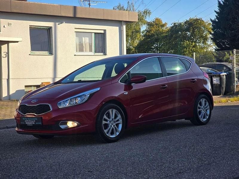 Rot Gebraucht 2014 Kia Ceed DREAM-TEAM Edition Kleinwagen | 6.790 € (Guter Preis) - Bild 1/4