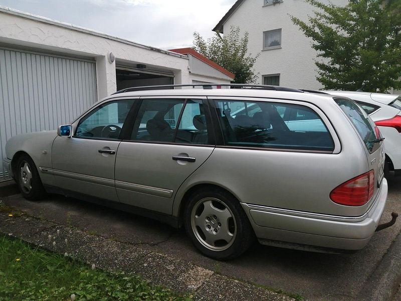 Silber Gebraucht 1997 Mercedes E320 Avantgarde Kombi | 1.600 € (Superpreis) - Bild 1/4
