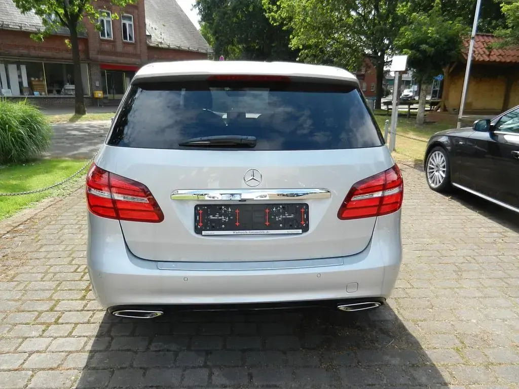 Gebraucht Mercedes B180 Edition 122 PS (89 kW) 2018 Silber Kleinwagen