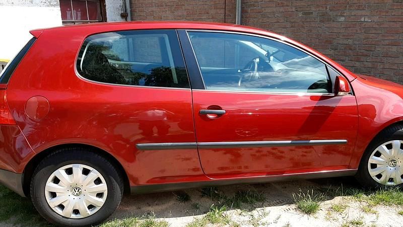 Rot Gebraucht 2004 VW Golf V Limousine | 1.950 € (Fairer Preis) - Bild 1/4