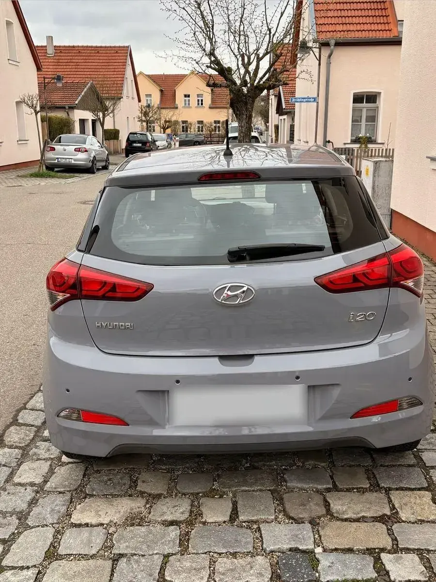 Gebraucht Hyundai i20 Trend 84 PS (61 kW) 2016 Grau Kleinwagen