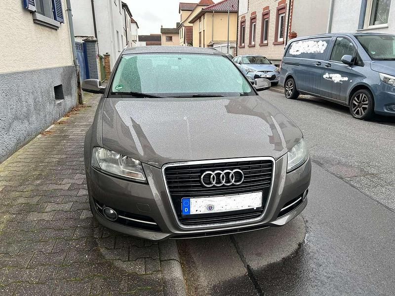 Grau Gebraucht 2011 Audi A3 Attraction Kleinwagen | 4.600 € (Fairer Preis) - Bild 1/4