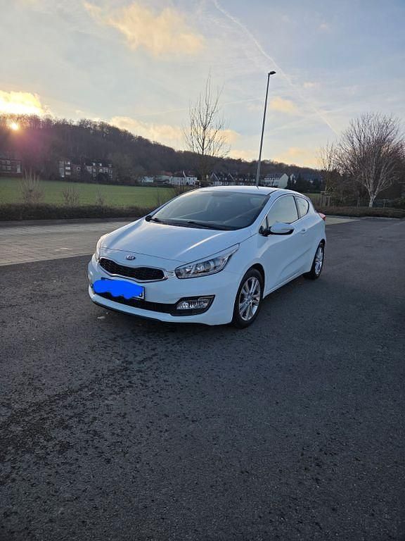 Gebraucht Kia Ceed Spirit 135 PS (99 kW) 2013 Weiß Kleinwagen