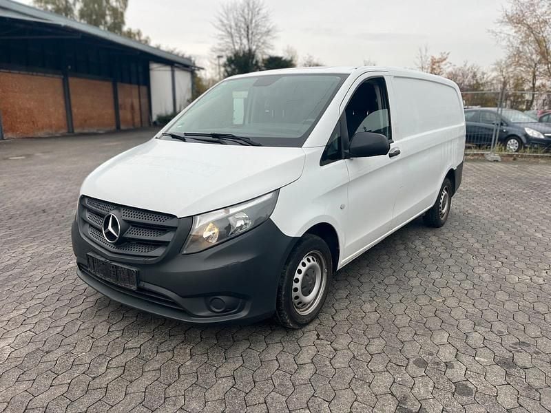Weiß Gebraucht 2015 Mercedes Vito Van / Kleinbus | 11.490 € - Bild 1/4