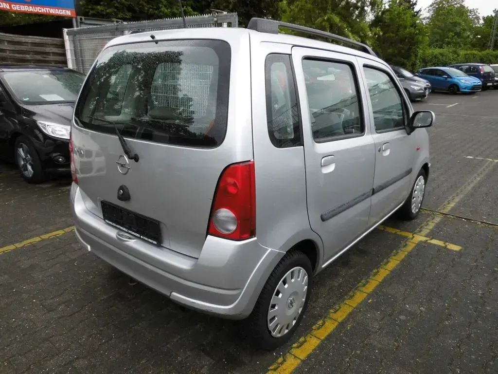 Używany Opel Agila 60 KM (44 kW) 2006 Srebrny Sedan/Limuzyna