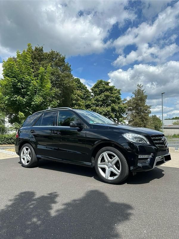 Schwarz Gebraucht 2013 Mercedes ML350 SUV | 22.500 € (Fairer Preis) - Bild 1/4