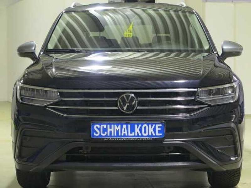 Deep black pearlescent Gebraucht 2024 VW Tiguan Allspace Life SUV | 33.750 € (Superpreis) - Bild 1/4
