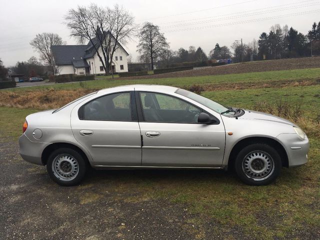 Second-hand Chrysler Neon 181 CP (133 kW) 2000 Argintiu Berlinǎ