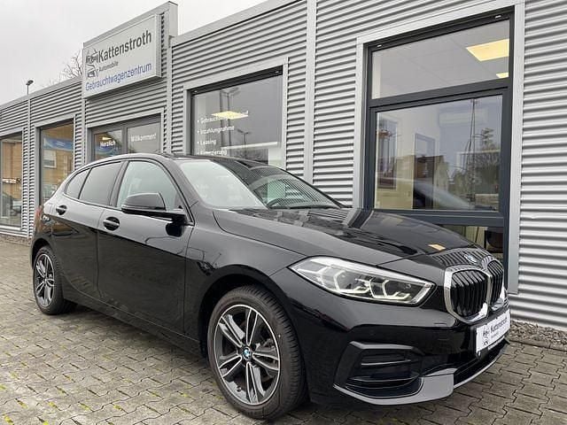 Schwarz Gebraucht 2023 BMW 118 Sport Line Kleinwagen | 29.290 € (Teuer) - Bild 1/4