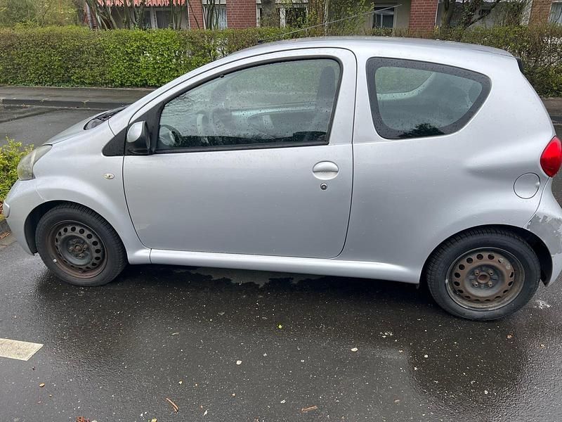 Gebraucht Toyota Aygo 68 PS (50 kW) 2006 Silber Kleinwagen