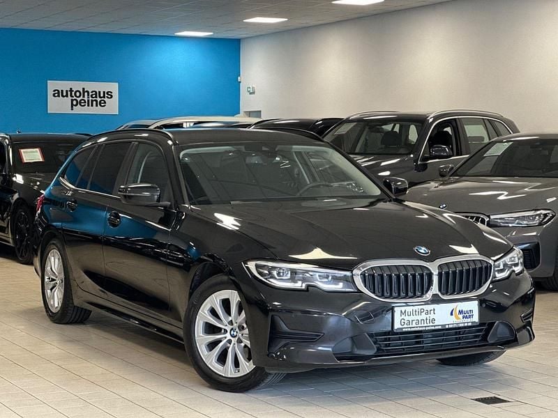 Schwarz Gebraucht 2022 BMW 318 Advantage Kombi | 17.399 € (Guter Preis) - Bild 1/4
