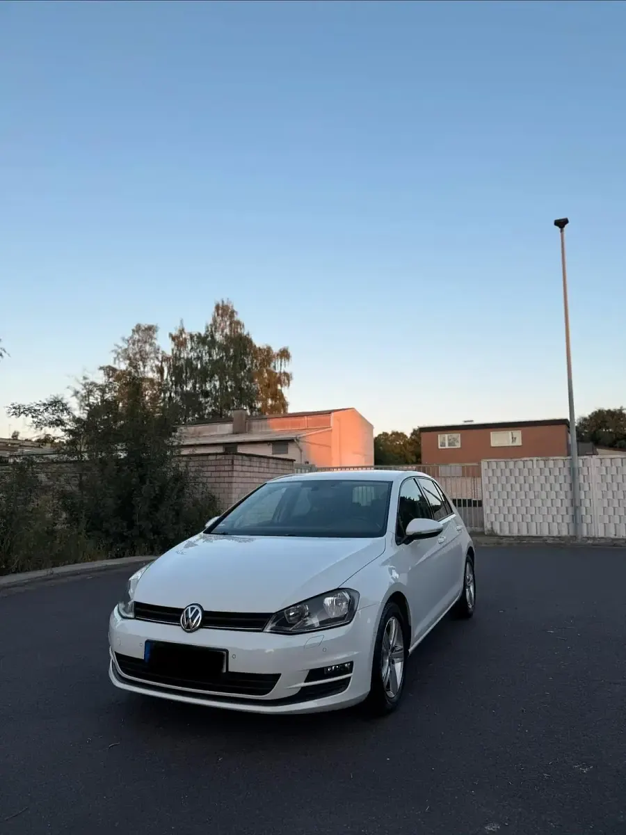 Gebraucht VW Golf VII 102 PS (75 kW) 2014 Weiß Kleinwagen