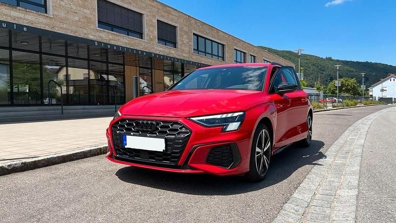 Rot Gebraucht 2021 Audi A3 Sportback e-tron S-Line Kleinwagen | 29.999 € (Teuer) - Bild 1/4