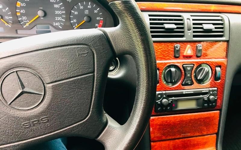 Gebraucht Mercedes E200 131 PS (96 kW) 1999 Blau Limousine