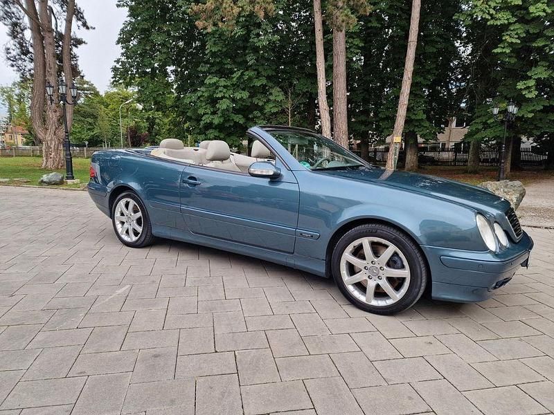 Blau Gebraucht 2002 Mercedes CLK430 Avantgarde Cabrio | 11.400 € (Etwas zu teuer) - Bild 1/4