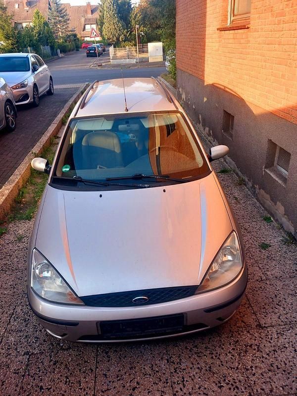 Schwarz Gebraucht 2004 Ford Focus Ghia Kombi | 700 € (Superpreis) - Bild 1/4