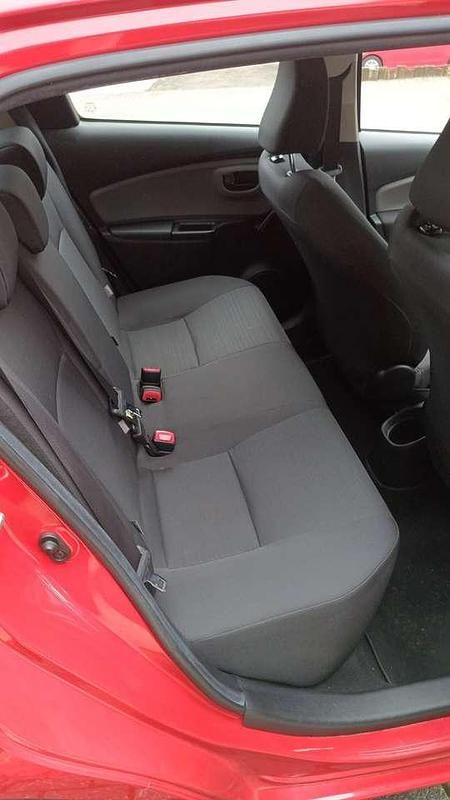 Gebraucht Toyota Yaris 69 PS (50 kW) 2014 Rot Kleinwagen