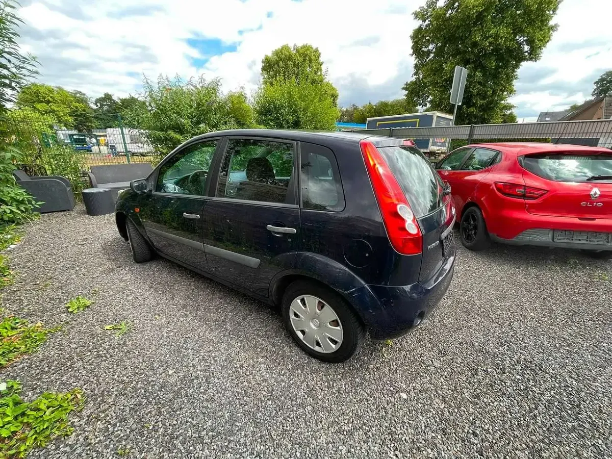 Gebraucht Ford Fiesta Ambiente 60 PS (44 kW) 2007 Marineblau Kleinwagen