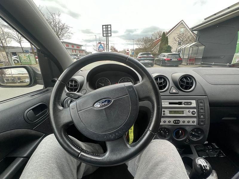 Gebraucht Ford Fiesta 60 PS (44 kW) 2004 Blau Kleinwagen