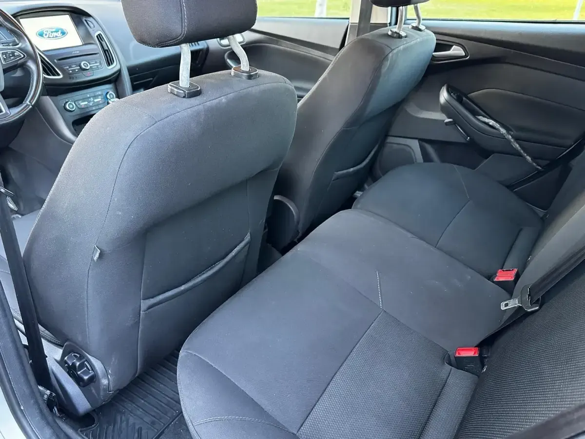 Usado Ford Focus 120 CV (88 kW) 2016 Plateado Familiar