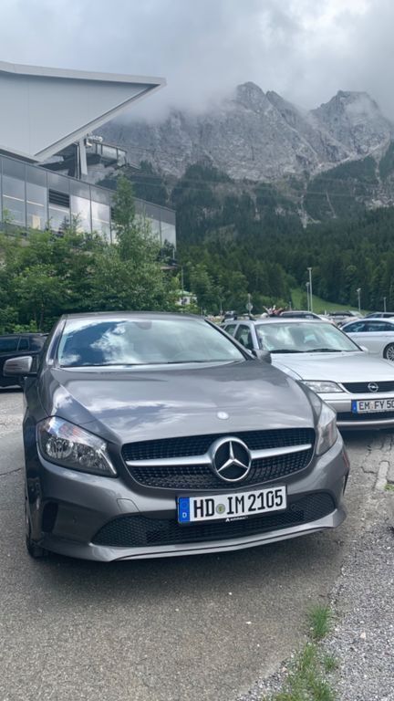 Grau Gebraucht 2016 Mercedes A180 Limousine | 10.200 € (Guter Preis) - Bild 1/4