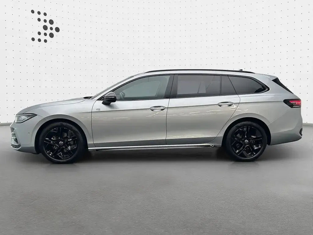 Gebraucht VW Passat R-line 150 PS (110 kW) 2025 Oyster silver metallic Kombi