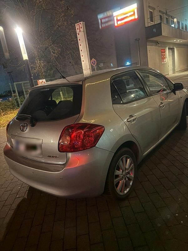 Gebraucht Toyota Auris 124 PS (91 kW) 2008 Silber Kleinwagen