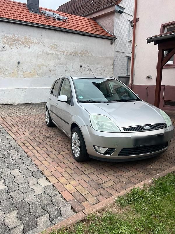 Grau Gebraucht 2005 Ford Fiesta Kleinwagen | 1.590 € (Fairer Preis) - Bild 1/4