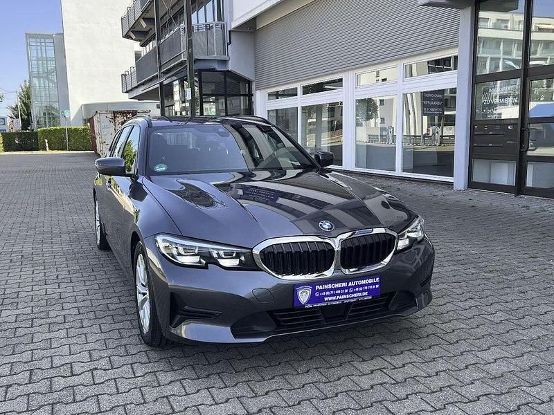 Grau Gebraucht 2021 BMW 318 Advantage Limousine | 21.899 € (Superpreis) - Bild 1/4