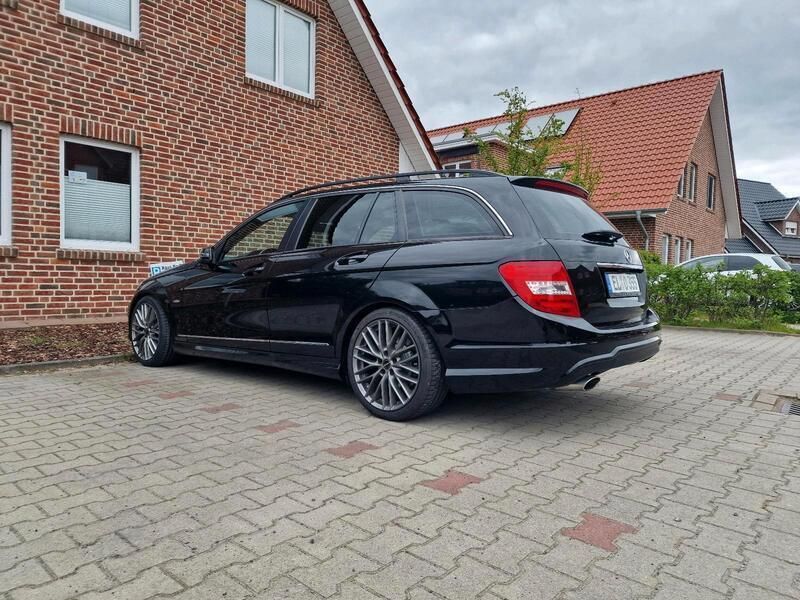 Schwarz Gebraucht 2011 Mercedes 220 AMG Kombi | 13.500 € - Bild 1/4