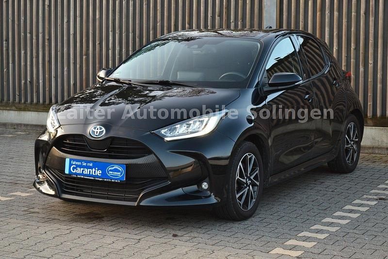 Schwarz Gebraucht 2023 Toyota Yaris Hybrid Team Kleinwagen | 17.990 € (Fairer Preis) - Bild 1/4