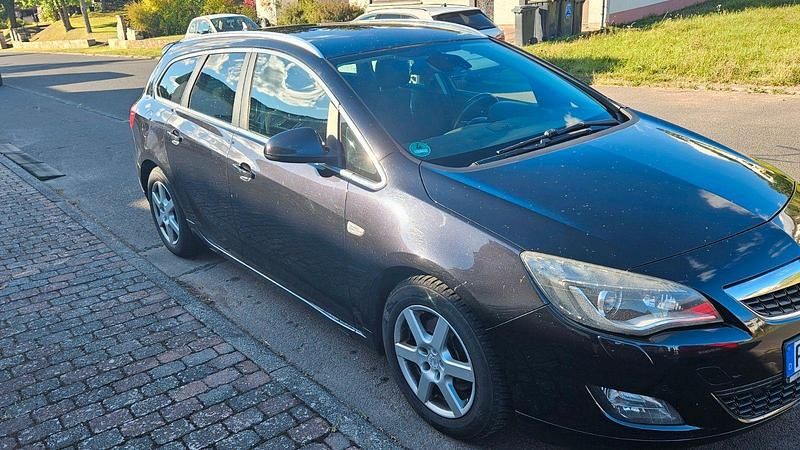 Schwarz Gebraucht 2011 Opel Astra Design Edition Kombi | 2.450 € - Bild 1/4