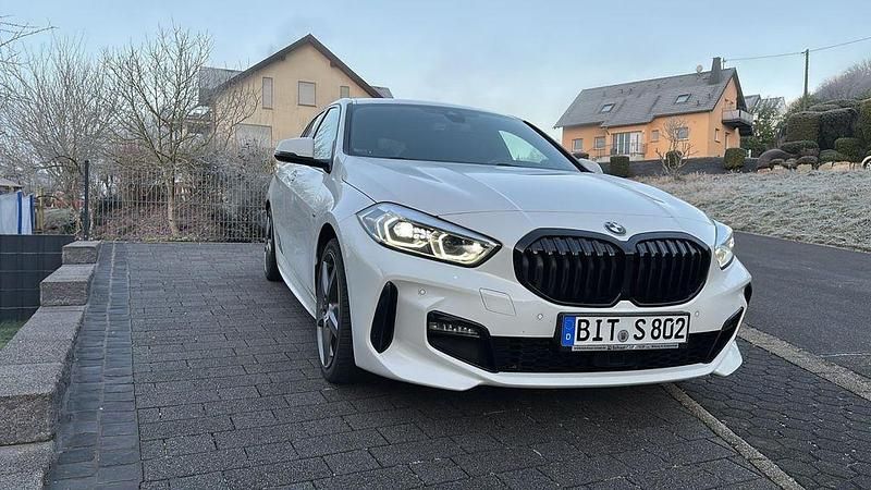Weiß Gebraucht 2021 BMW 120 M Sport Kleinwagen | 26.900 € (Etwas zu teuer) - Bild 1/4