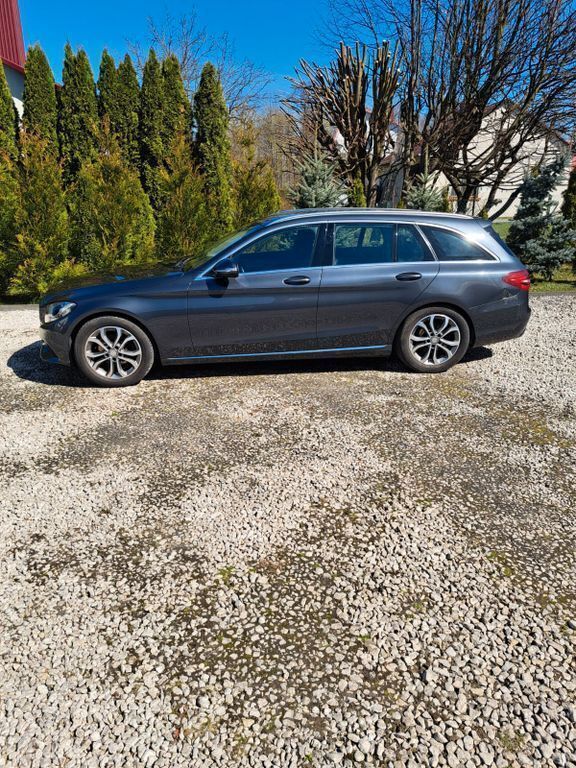 Grau Gebraucht 2015 Mercedes C180 Limousine | 10.500 € - Bild 1/4