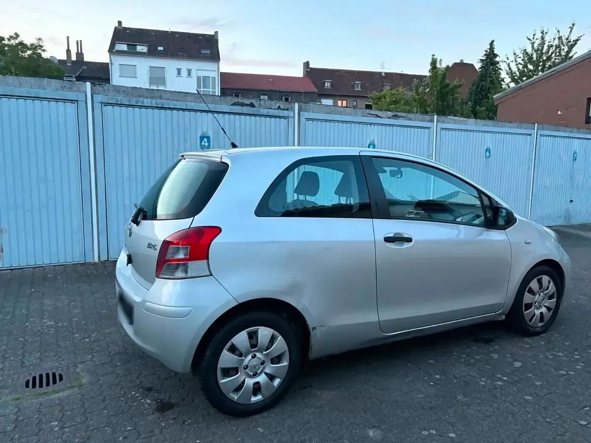 Gebraucht Toyota Yaris 69 PS (50 kW) 2011 Silber Kleinwagen