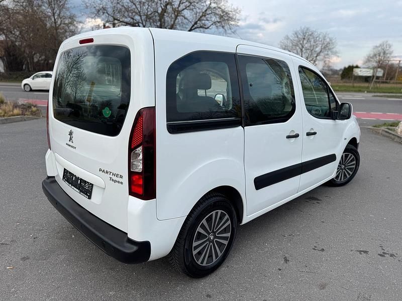 Gebraucht Peugeot TePee 98 PS (72 kW) 2013 Weiß Van / Kleinbus