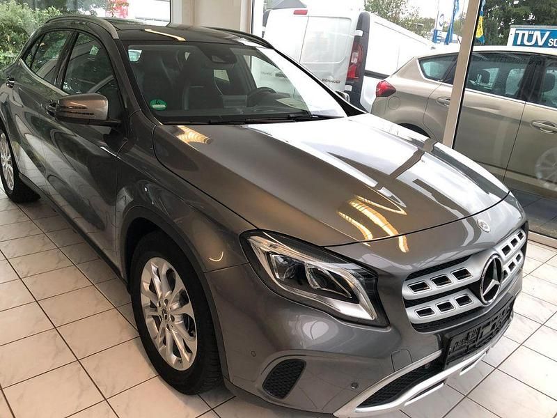 Grau Gebraucht 2019 Mercedes GLA250 SUV | 26.500 € (Fairer Preis) - Bild 1/4