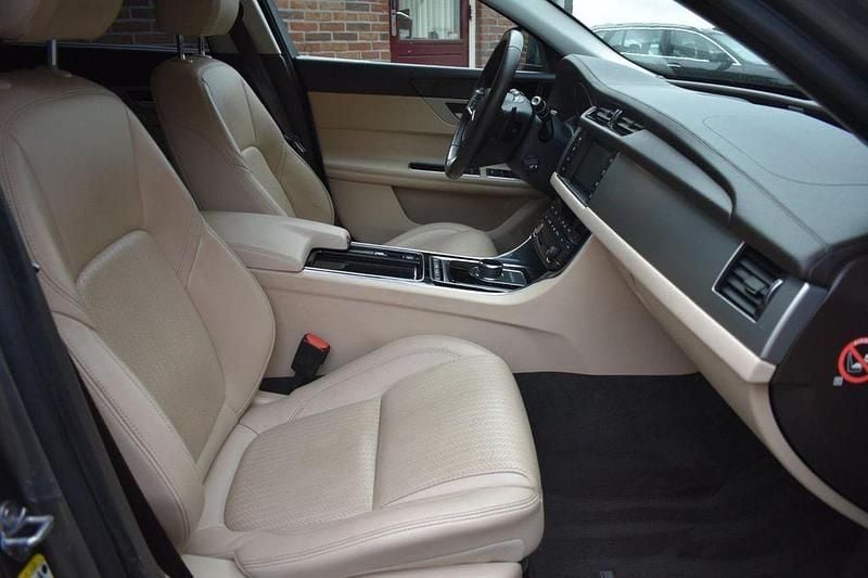 Gebraucht Jaguar XF Prestige 163 PS (119 kW) 2019 Grau Limousine