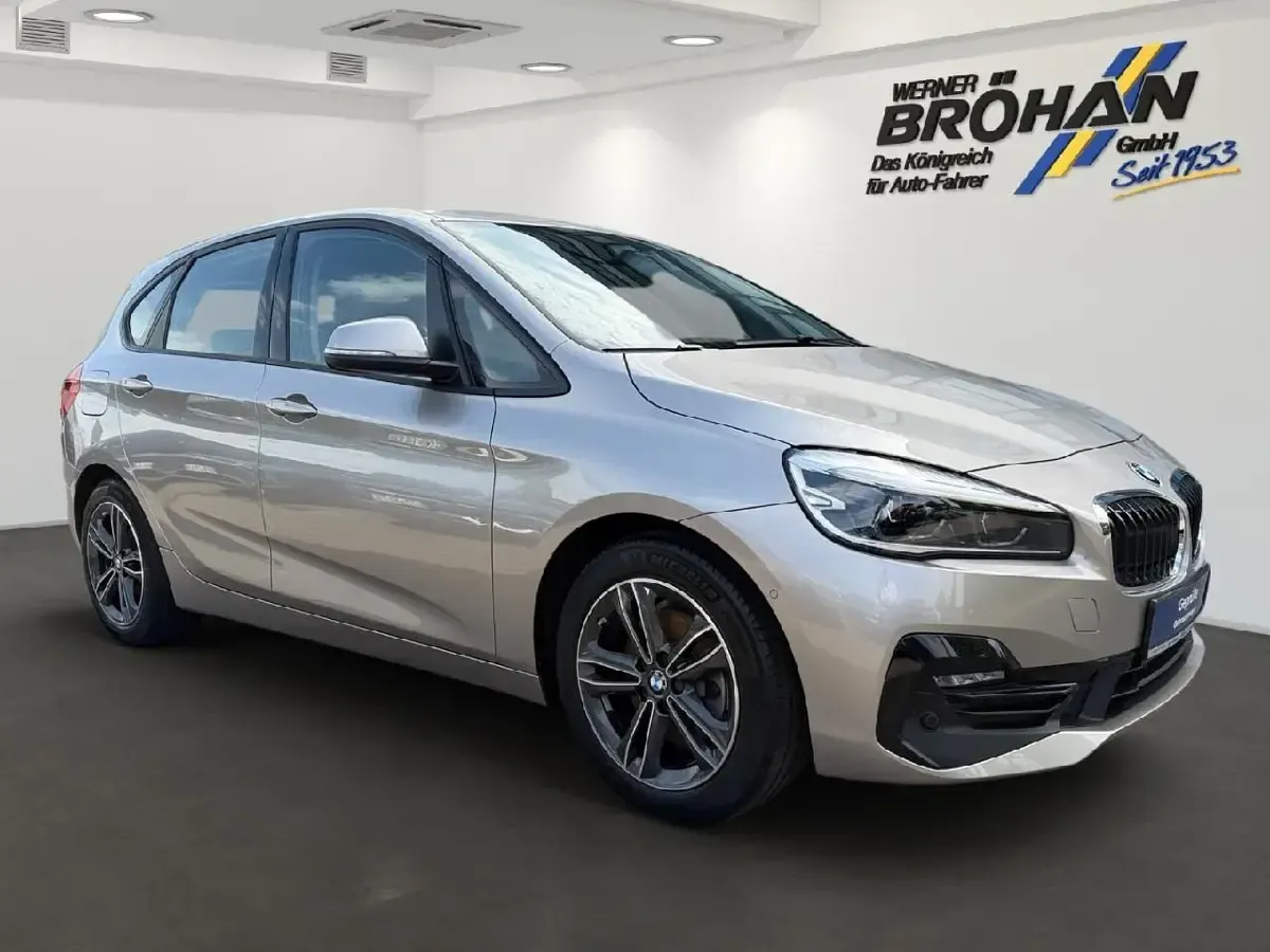 Gebraucht BMW 220 Sport Line 178 PS (130 kW) 2020 Kaschmirsilber metallic Kombi