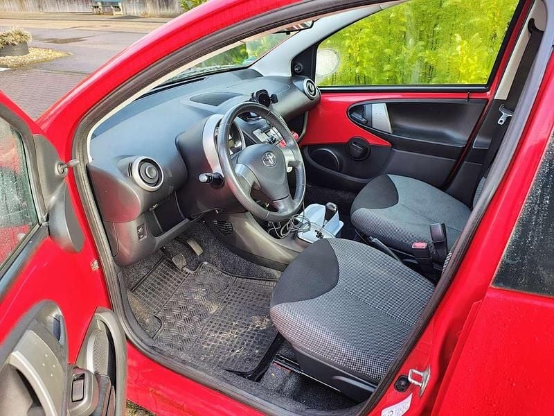 Gebraucht Toyota Aygo 68 PS (50 kW) 2012 Rot Kleinwagen