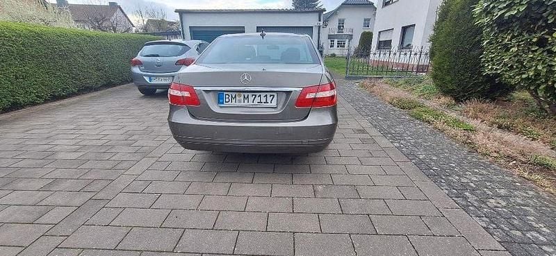 Gebraucht Mercedes E200 Elegance 136 PS (100 kW) 2011 Grau Limousine