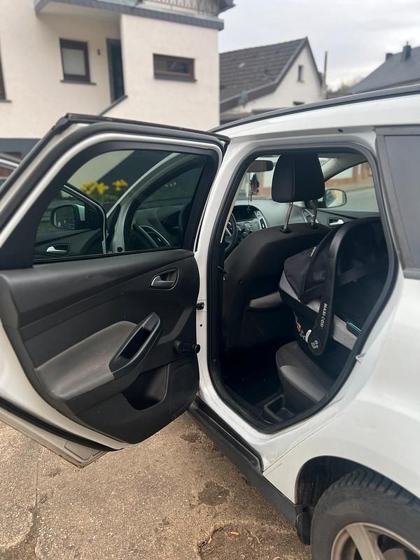 Gebraucht Ford Focus 105 PS (77 kW) 2013 Weiß Kombi