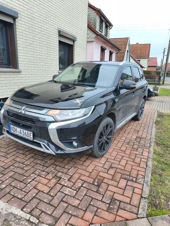 Schwarz Gebraucht 2018 Mitsubishi Outlander P-HEV SUV | 20.600 € (Fairer Preis) - Bild 1/3
