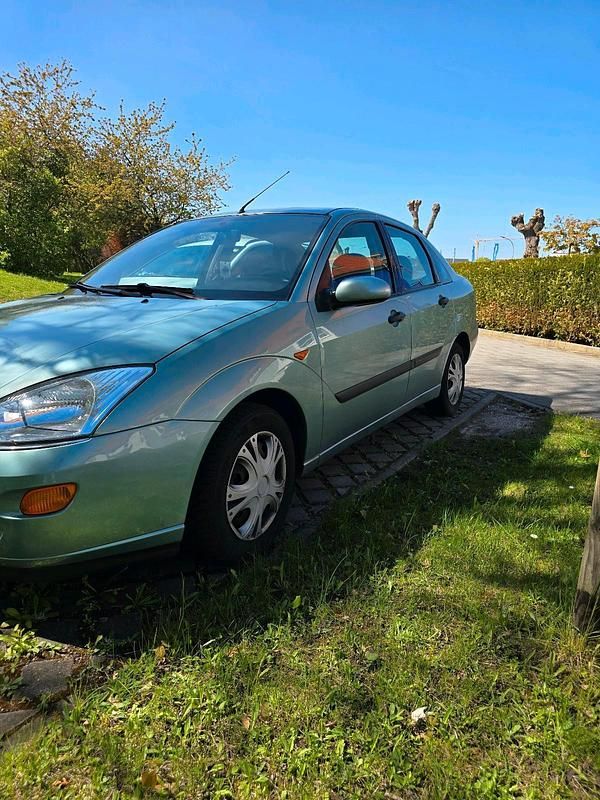 Używany Ford Focus 100 KM (73 kW) 2001 Zielony Sedan/Limuzyna