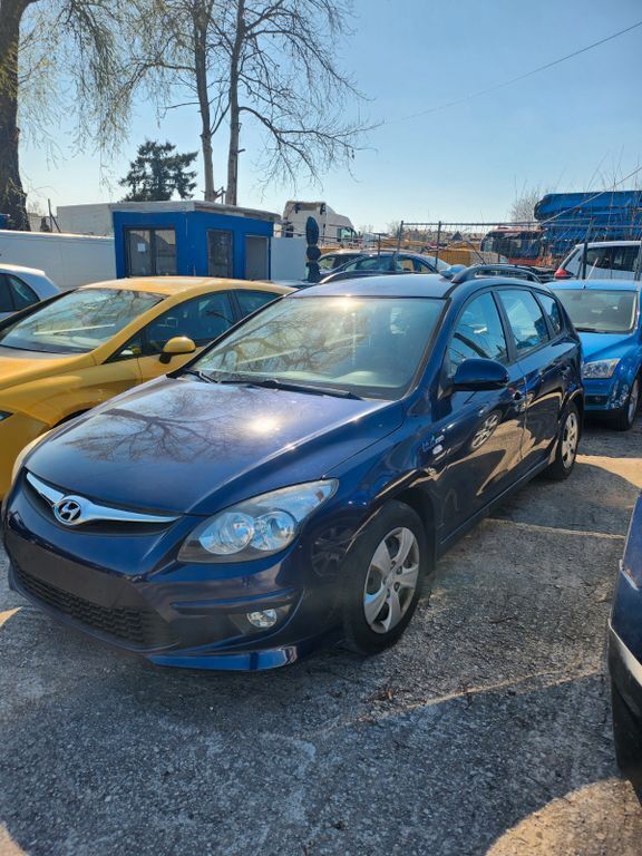 Blau Gebraucht 2011 Hyundai i30 Comfort Kombi | 1.250 € (Superpreis) - Bild 1/4