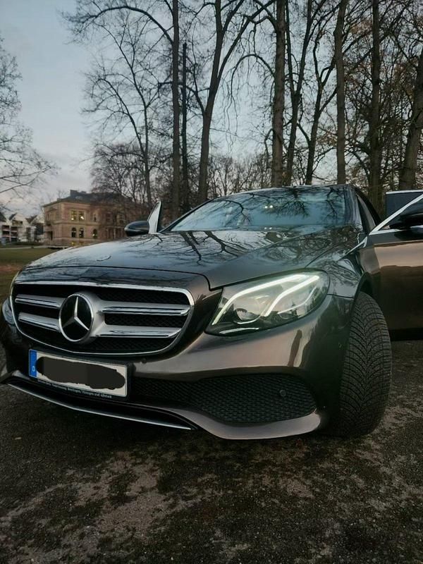 Gebraucht Mercedes E350 Avantgarde 258 PS (189 kW) 2017 Braun Limousine