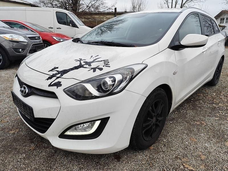 Weiß Gebraucht 2013 Hyundai i30 Classic Kombi | 3.850 € (Guter Preis) - Bild 1/4