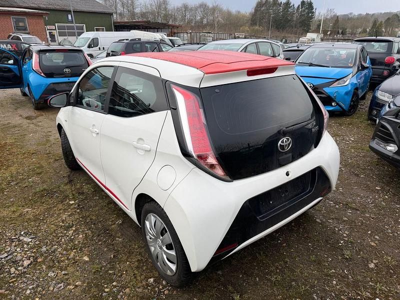 Gebraucht Toyota Aygo 69 PS (50 kW) 2014 Weiß Kleinwagen