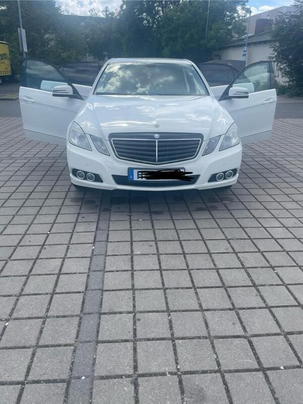 Weiß Gebraucht 2009 Mercedes E200 Elegance Limousine | 8.999 € (Teuer) - Bild 1/4